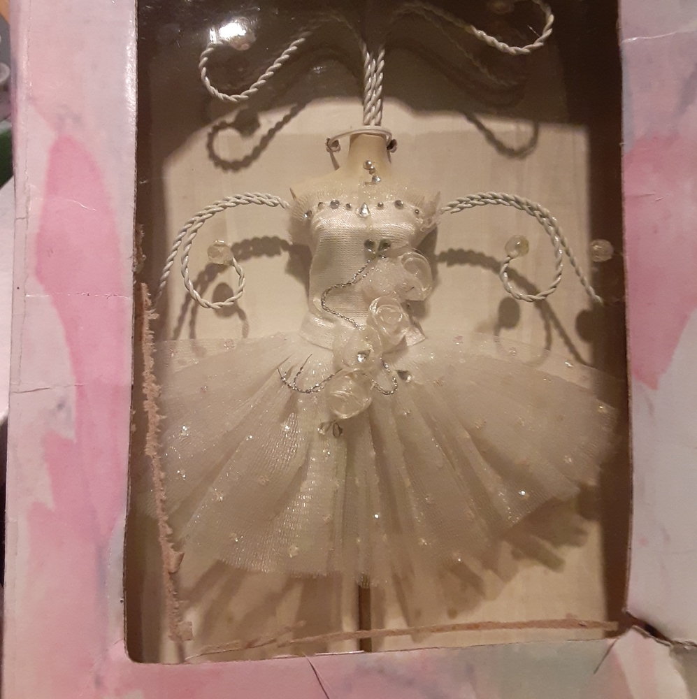 Balerina jewelry tree 1 pink, 1 white